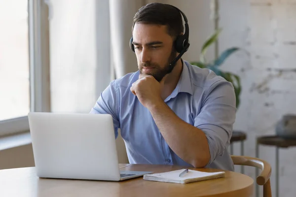 Millennial distant worker in headphones working from home — Stock Photo, Image
