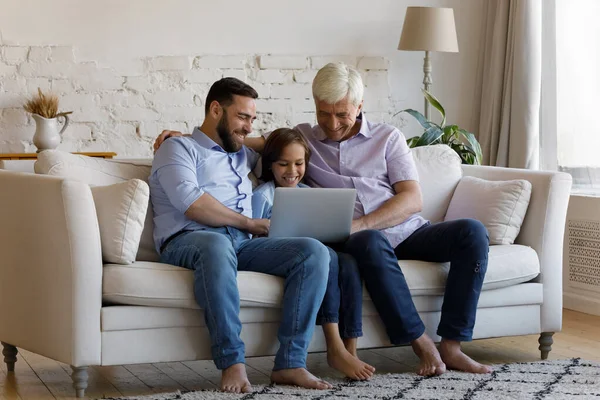 Fröhlicher Großvater, Papa, Junge mit Laptop auf der Couch — Stockfoto