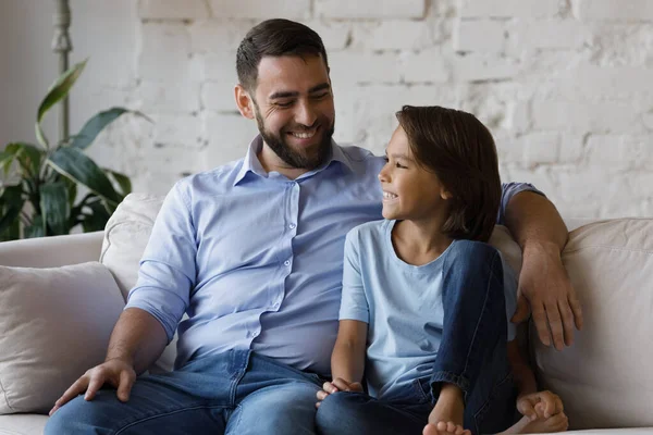 Alegre papá hablando con feliz hijo adoptivo niño — Foto de Stock