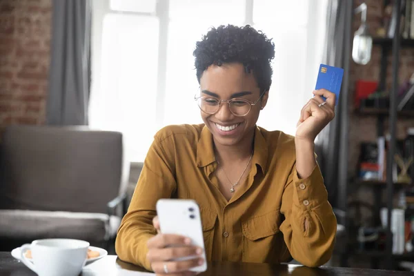 Happy millennial Black girl profiter des achats en ligne, en utilisant l'application de commerce électronique — Photo