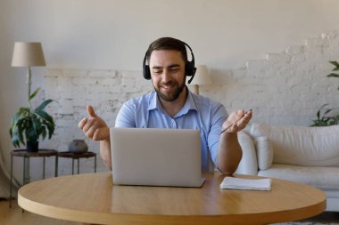 Evden internet okuyan mutlu yetişkin erkek öğrenci