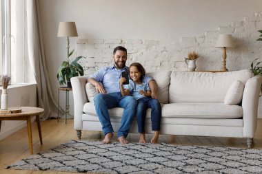 Mutlu binyıllar baba ve neşeli çocuk online uygulama kullanıyor.