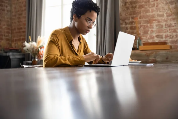 Focused African female employee woman using laptop — Stock Photo, Image