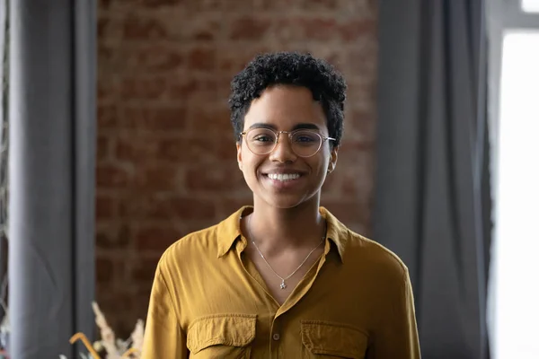 Happy millennial Afro Amerikaanse zakenvrouw hoofd schot portret — Stockfoto