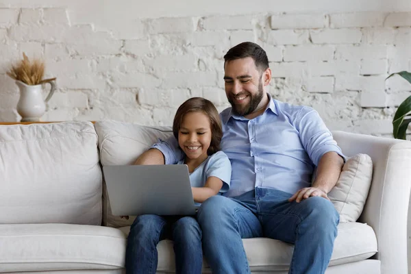 Glad pappa och son som har kul på laptop — Stockfoto