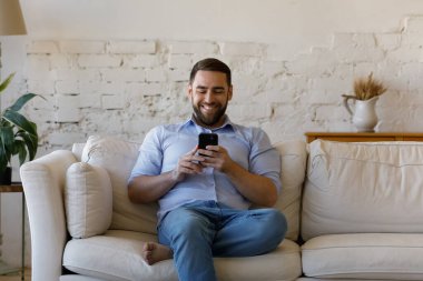 İnternet 'te kullanılan neşeli ve tatmin edici cep telefonu