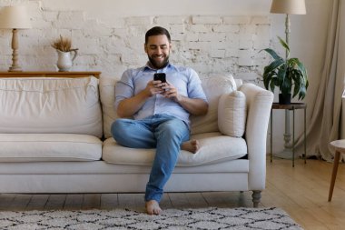 Mutlu akıllı telefon kullanıcıları online sohbet ediyor, kısa mesaj okuyor