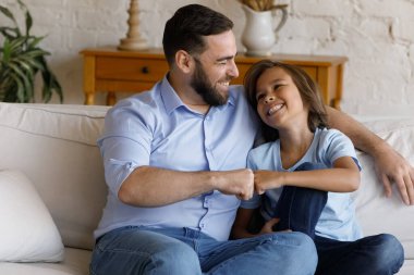 Neşeli baba ve oğul arkadaşlığın tadını çıkarıyor, konuşuyor ve gülüyorlar.