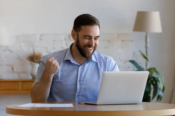 Cara feliz excitado recebendo boas notícias, olhando para a tela do laptop — Fotografia de Stock