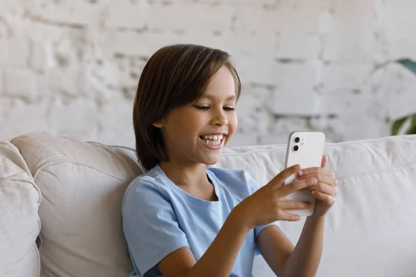 Gledelig leende tenåringsgutt som tar videosamtaler på mobiltelefon – stockfoto