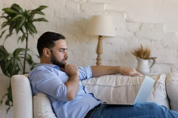 Pensativo centrado joven millennial hombre de negocios utilizando el ordenador portátil de trabajo — Foto de Stock