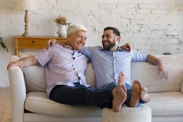 快乐的退休父亲和成年人在舒适的沙发上休息 — 图库照片