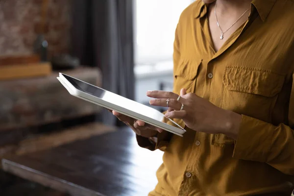 Ruce africké ženy držící tablet, dotýkající se, přehazující dotykový displej — Stock fotografie