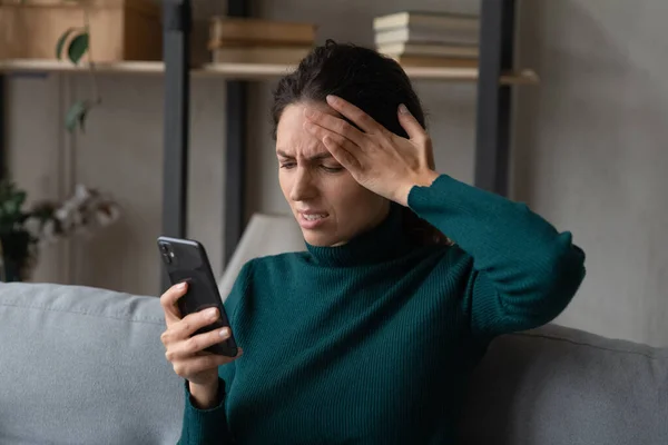 Stressed unhappy young woman getting message with bad news. — Stock Photo, Image
