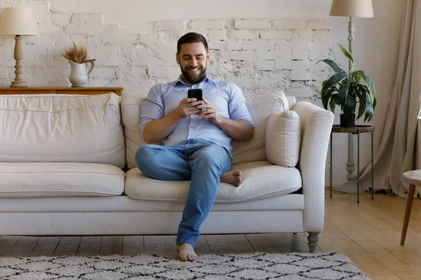 Feliz alegre smartphone usuário conversando on-line, lendo mensagem de texto — Fotografia de Stock