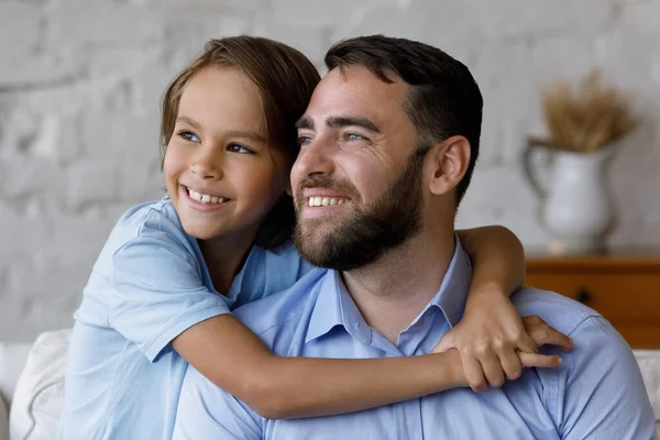 Feliz alegre pré adolescente adotivo filho abraçando pai com amor — Fotografia de Stock