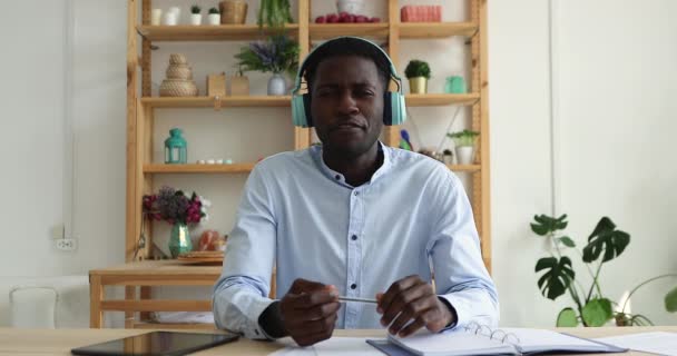 Hombre de negocios africano usa auriculares habla con el cliente usa videollamada — Vídeos de Stock