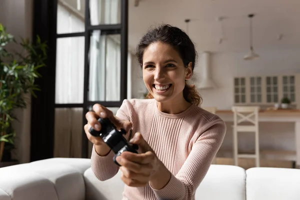 Femme gaie gamer détient manette de manette jouer à des jeux vidéo à la maison — Photo