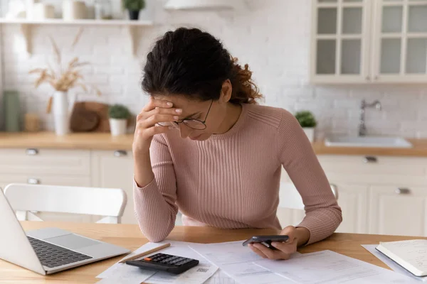 Женщина проверяет личные финансы, подсчитывает внутренние счета чувствует стресс — стоковое фото