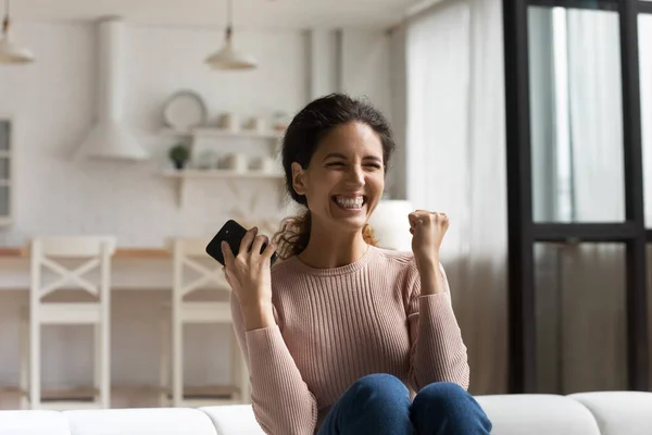 Mujer feliz sosteniendo teléfono inteligente leer grandes noticias gritar con alegría — Foto de Stock