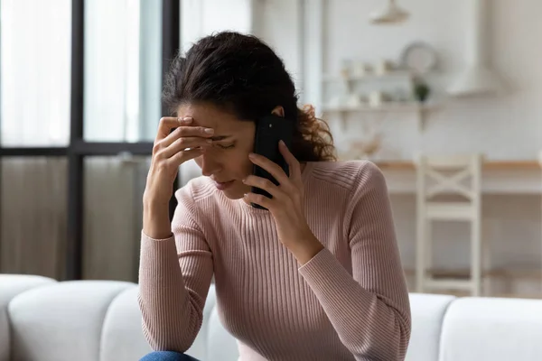 Іспаномовна жінка розмовляє по телефону неприємна розмова відчуває стрес. — стокове фото