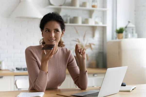 Vrouw houdt mobiele telefoon dicteren audioboodschap gebruik van mobiele messenger applicatie — Stockfoto