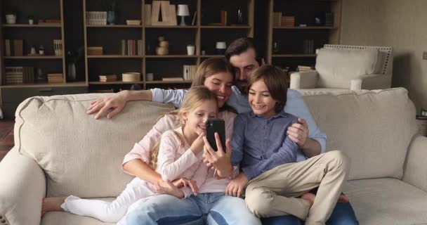 Rodzina i dzieci bawiące się przy użyciu aplikacji na telefon komórkowy — Wideo stockowe