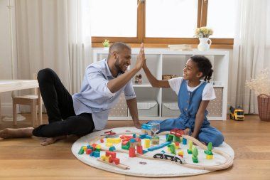 Neşeli Afrikalı baba küçük 8 'lerin kızı beşlik çakıyor