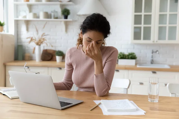 Mulher tira óculos descansando depois de muito tempo de uso do computador — Fotografia de Stock