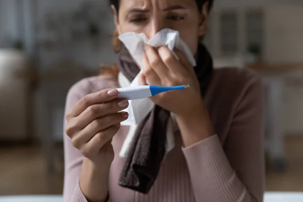 Donna malsana soffiare naso che cola uso termometro misurare la temperatura — Foto Stock
