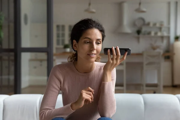 Kadın akıllı telefonu kulağının dibinde tutuyor ve sesli mesaj dinliyor. — Stok fotoğraf