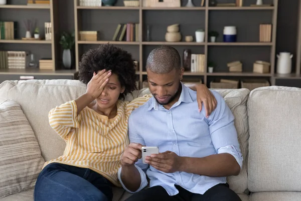 Genervte Afrikanerin fühlt sich unzufrieden mit Smartphone-Sucht ihres Mannes — Stockfoto