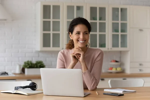 Vrouw zitten aan tafel met laptop nemen pauze van telewerk — Stockfoto