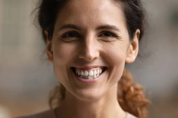 Κοντινό πορτραίτο μιας νεαρής ισπανίδας που χαμογελάει κοιτάζοντας την κάμερα — Φωτογραφία Αρχείου
