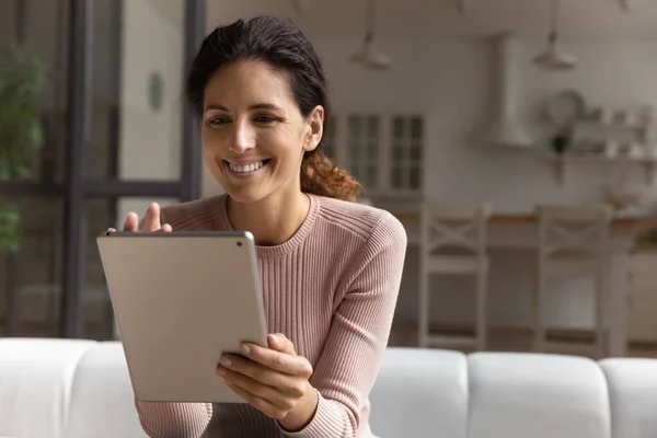 Mujer feliz sentarse en el sofá en casa con la tableta digital —  Fotos de Stock