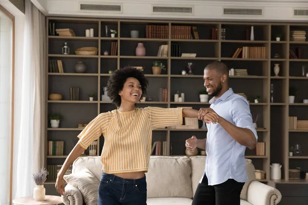 Glückliches afrikanisches Paar tanzt im Wohnzimmer — Stockfoto