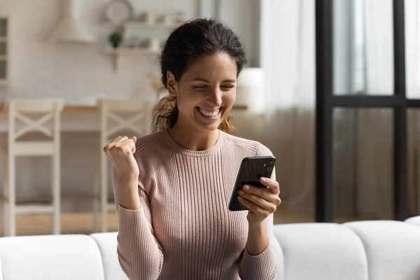 Kvinnan läser nyheter på mobilen känns glad fick otroligt erbjudande — Stockfoto