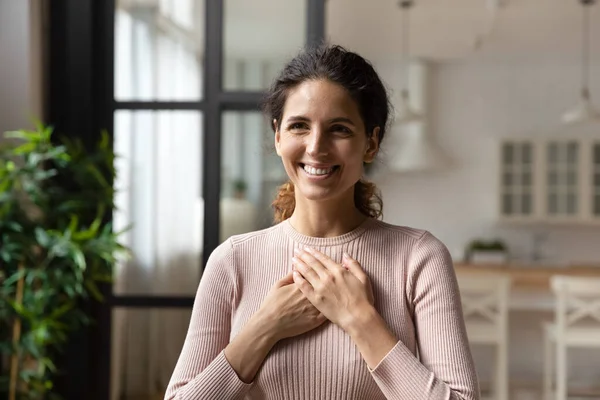 Hispanic kvinna sätta vikta handflator på bröstet känner tacksamhet — Stockfoto
