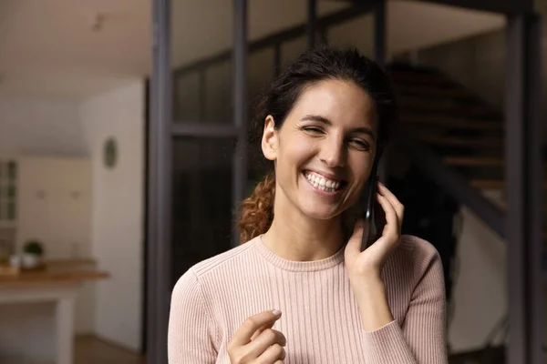 Hlava záběr portrét šťastný hispánec žena mluví na telefonu uvnitř — Stock fotografie