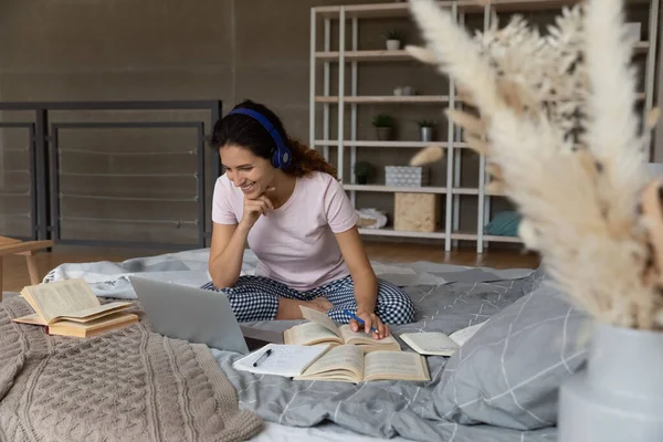 Aprendizaje electrónico femenino desde el hogar con el ordenador portátil y la aplicación de videollamada — Foto de Stock