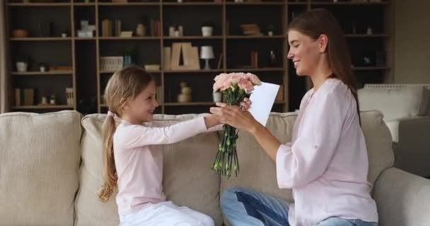 Mamá reciben las felicitaciones por el Día de las Madres de la hija pequeña — Vídeos de Stock
