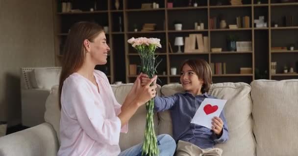 La mujer recibe las felicitaciones por el Día de las Madres del hijo cariñoso — Vídeo de stock