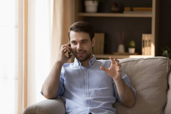 Relaxado feliz jovem caucasiano segurando celular chamada conversa. — Fotografia de Stock