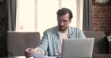 Heyecanlı işadamı İnternet 'ten gelen bilgileri kontrol ederek başarıyı kutladı