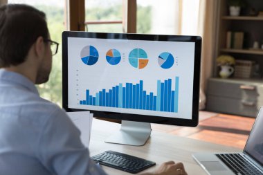 Dikiz aynası, istatistikleri analiz eden konsantre milenyum işadamı.