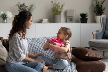 Küçük kız annesinden hediye aldı. Keyfini çıkar.