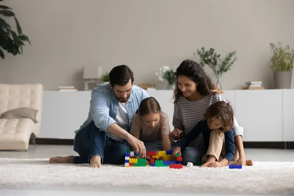 Paar mit Kindern spielt Würfel-Spielzeug zu Hause — Stockfoto