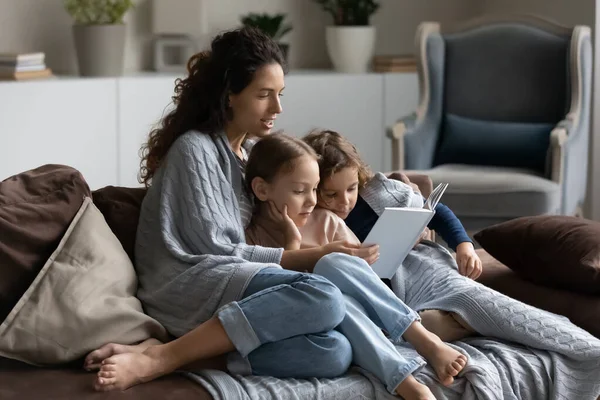 Mère aimante lisant le livre au petit fils et à la fille — Photo