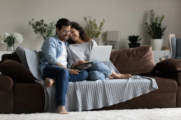 Pokojowa para w miłości relaks na przytulnej kanapie z laptopem — Zdjęcie stockowe