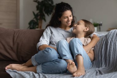 Anne küçük kız evde sıcacık sohbet ederken sırlarını paylaşıyor.